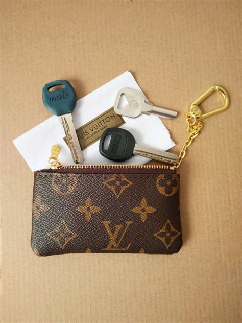 How to Open Louis Vuitton key cles/key chain 